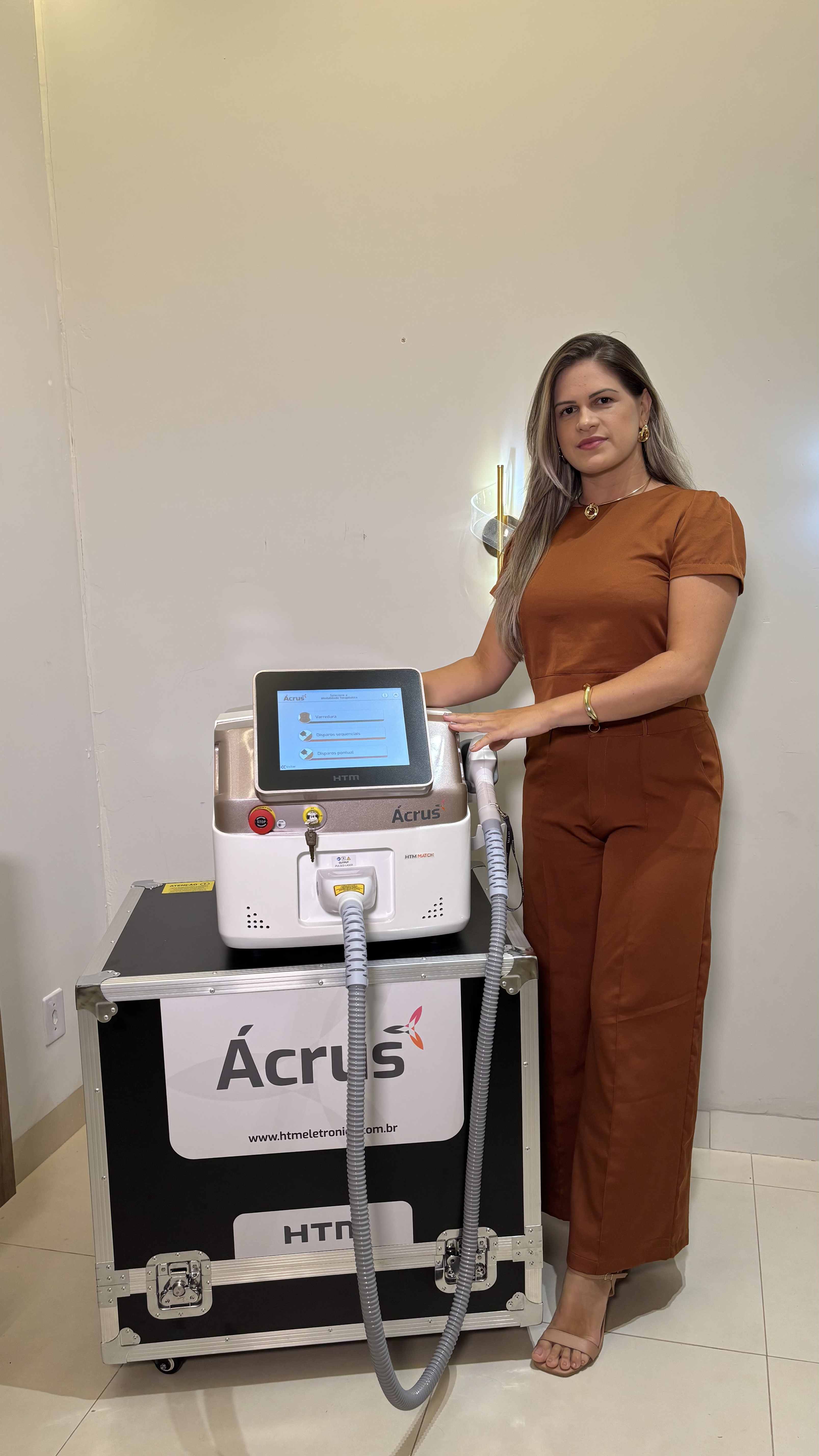 Bruna Fusco ao lado do equipamento de depilação a laser Ácrus